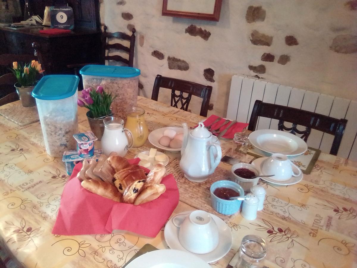 L'Ancien Presbytere Chambres D'Hote Ou Gite Le Dorat Bagian luar foto